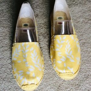 Rock Flower Paper Sandals, Size 8.5